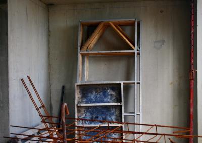 photograph “V.2007” par David Farreny — www.farreny.net — France, Occitanie, Aveyron, Rouergue, Rodez, chantier, works, construction site, béton, concrete, structure, métal, metal, gris, grey, gray, bois, wood, coin, corner, angle, pilier, pillar, rouge, red, cadre, frame, bleu, blue, mur, wall, palette, pallet