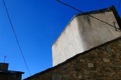 photograph “III.2023” par David Farreny — www.farreny.net — Andorre, Andorra, Canillo, maison, house, toit, roof, ciment, cement, pierre, stone, câbles, cables, fils, wires, antenne, antenna, ciel, sky, bleu, blue
