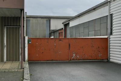 photograph “XII.2023” par David Farreny — www.farreny.net — France, Occitanie, Tarn-et-Garonne, Caussade, atelier, industrie, industrial, workshop, portail, gate, métal, metal, boîte à lettres, mailbox, porte, door, tôle ondulée, corrugated iron, bitume, blacktop, asphalte, asphalt, dallage, paving, baies, windows, verre, vitre, glass, entrée, entrance, pilier, pillar, poignée, handle, toit, roof, gouttière, drainpipe
