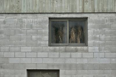 photograph “XI.2022” par David Farreny — www.farreny.net — Andorre, Andorra, Canillo, Prats, grange, barn, séchoir, tabac, tobacco, dryer, feuilles, leaves, accrochées, hanging, séchage, drying, bois, wood, mur, wall, fenêtre, window, parpaings, breeze-blocks, verre, vitre, glass, dépression, depression