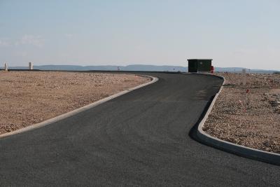 photograph “III.2012” par David Farreny — www.farreny.net — France, route, road, bitume, blacktop, asphalte, asphalt, béton, concrete, poste, transformateur, électrique, electricity, post, transformer, cailloux, stones, gravier, gravel, virage, bend, borne d'incendie, fire hydrant, chantier, travaux, routiers, roadworks, Occitanie, Rouergue, Aveyron, Espalion, Bozouls, Biounac, zone artisanale, Peyrolebade