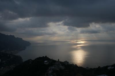 photograph “XII.2018 — Year\'s bottom on the waters” par David Farreny — www.farreny.net — Italie, Italy, Italia, Campanie, Campania, Salerne, Salerno, Ravello, mer, sea, Méditerranée, Mediterranean, eau, water, côte amalfitaine, Amalfi coast, golfe de Salerne, gulf of Salerno, matin, morning, nuages, clouds, rivage, shore, rive, seashore, maison, house, soleil, sun, lumière, light, côte, coast