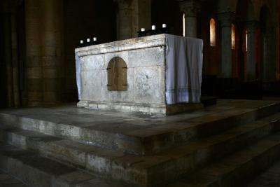 photograph “VIII.2008 — Sant\'Antimo” par David Farreny — www.farreny.net — Italie, Italy, Toscane, Toscana, Tuscany, Sienne, Siena, Montalcino, Castelnuovo, dell'Abate, Sant'Antimo, abbaye, abbazia, abbey, roman, bénédictin, Benedictine, Romanesque, monastère, monastery, altar, autel, nef, nave, colonnes, columns, piliers, pillars, lumière, light, chandelles, candles, marches, steps, pierre, stone, architecture, carte postale, postcard