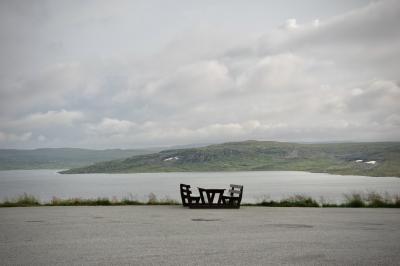 photograph “VIII.2014 — Run away to the North, 188” par David Farreny — www.farreny.net — Norvège, Norway, Norge, Hardangervidda, Buskerud, Fagerheim, plateau, paysage, landscape, immense, montagne, mountain, vide, empty, emptiness, bancs, benches, table, bois, wood, bitume, blacktop, asphalte, asphalt, herbe, grass, lac, lake, eau, water, ciel, sky, nuages, clouds, neige, snow, névés, patches, carte postale, postcard, elle et moi