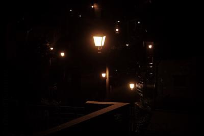 photograph “VII.2023 — At night” par David Farreny — www.farreny.net — Andorre, Andorra, Canillo, ville, city, bourgade, town, nuit, night, été, summer, lampadaires, lampes, lamps, lumières, lights, rambarde, guardrail, électricité, electricity, pénombre, darkness, sombre, dark