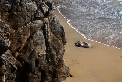 photograph “V.2005 — Henri Michaux” par David Farreny — www.farreny.net — France, Bretagne, Morbihan, Quiberon, Saint-Pierre-Quiberon, Côte sauvage, rivage, seashore, océan, ocean, Atlantique, Atlantic, mer, sea, eau, water, plage, beach, falaise, cliff, rocher, rock, écume, foam, portrait, profil, profile, écrivain, writer, poète, poet, Henri Michaux