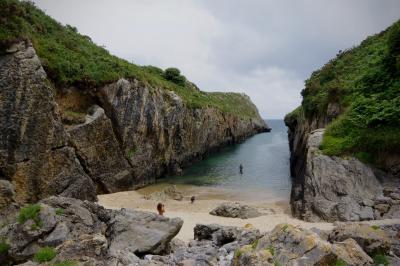 photograph “VII.2019” par David Farreny — www.farreny.net — Espagne, Spain, España, Asturies, Asturias, Villanueva, plage, beach, playa del Canal, été, summer, roche, roc, rock, rochers, rocks, pierre, stone, sable, sand, entaille, groove, gash, couloir, corridor, passage, mer, sea, eau, water, océan, ocean, Atlantique, Atlantic, golfe de Gascogne, bay of Biscay, couple, homme, man, femme, woman, chien, dog, animal, baigneurs, bathers, swimmers, vacances, holidays, horizon, Llanes