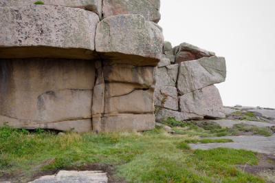 photograph “VIII.2019 — Run away to the North, 187” par David Farreny — www.farreny.net — Suède, Sverige, Sweden, Bohuslän, Västra Götaland, Sotenäs, Hunnebostrand, Ramsvik, île, island, archipel, archipelago, rocher, rock, nature, paroi, wall, herbe, grass, randonnée, hike, brut, raw