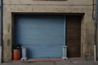 photograph “X.2016” par David Farreny — www.farreny.net — France, Occitanie, Gascogne, Gascony, Gers, Manciet, rue, street, maison, house, portail, gate, métal, metal, porte, door, volet, shutter, gouttières, drainpipes, bleu, blue, câbles, cables, fils, wires, bidon, can, Motul, boîte à lettres, mailbox, ciment, cement, socles, pedestals, trottoir, pavement, numéros, téléphone, telephone, numbers, inscription, l'atelier, the workshop