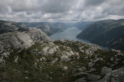 photograph “VII.2012 — Run away to the North, 30” par David Farreny — www.farreny.net — Norvège, Norway, Norge, Ryfylke, Rogaland, Forsand, Preikestolen, Prekestolen, La Chaire, Preacher's Pulpit, Pulpit Rock, fjord, Lysefjord, paysage, landscape, montagne, mountain, roc, roche, rocher, rock, pierre, stone, eau, water, nuages, clouds, falaise, cliff, carte postale, postcard