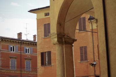 photograph “X.2019” par David Farreny — www.farreny.net — Italie, Italia, Italy, Émilie-Romagne, Emilia-Romagna, Bologne, Bologna, arcade, pierre, stone, câbles, cables, fils, wires, ville, city, bâtiments, immeubles, buildings, piliers, pillards, fenêtres, windows, volets, shutters, toits, roofs, tuiles, tiles, antenne, antenna, cheminées, chimneys, projecteurs, floodlights, gouttières, drainpipes