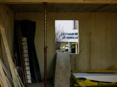 photograph “I.2012” par David Farreny — www.farreny.net — France, chantier, construction, site, béton, concrete, fenêtre, window, étai, étançon, stay, prop, strut, métal, metal, planches, planks, polystyrène, polystyrene, plastique, plastic, emballage, wrapping, matériaux, materials, enseigne, sign, arbre, tree, reflet, reflection, échappée, breakaway, vista, bois, wood, pièce, room, coin, corner, coulures, drips, Occitanie, Rouergue, Aveyron, Rodez, Bourran
