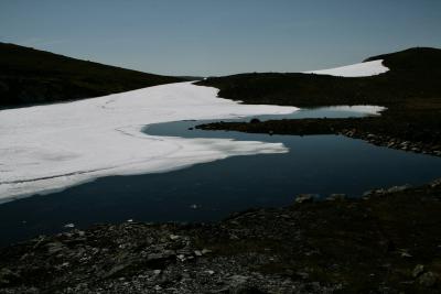 photograph “VII.2012 — Run away to the North, 34” par David Farreny — www.farreny.net — Norvège, Norway, Norge, Hardangervidda, Buskerud, Fagerheim, Halne, plateau, paysage, landscape, rochers, rocks, cailloux, stones, collines, hills, neige, snow, lac, lake, eau, water, vide, emptiness, empty, montagne, mountain, glace, ice