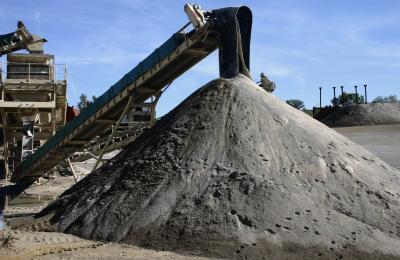 photograph “X.2006” par David Farreny — www.farreny.net — France, carrière, quarry, sable, sand, tas, pile, heap, tapis roulant, conveyor belt, convoyeur à bande, métal, metal, industrie, industry, structure, transport, Occitanie, Rouergue, Aveyron, Bertholène, Laissac