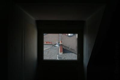 photograph “III.2012 — Memory” par David Farreny — www.farreny.net — France, intérieur, interior, fenêtre, window, toits, roofs, obscurité, darkness, cheminées, chimneys, antenne, antenna, aerial, lauze, flagstone, appartement, flat, apartment, mur, wall, pièce, room, Occitanie, Aveyron, Rouergue, Rodez