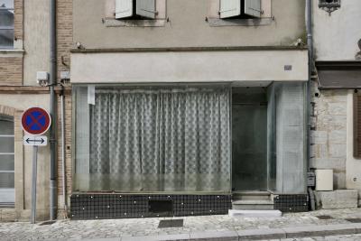 photograph “III.2024” par David Farreny — www.farreny.net — France, Occitanie, Tarn-et-Garonne, Caussade, rue, street, magasin, shop, boutique, store, fermé, closed down, rideau, curtain, vitrine, window, verre, vitre, glass, volets, shutters, bois, wood, trottoir, pavement, pierre, stone, marches, steps, panneau, sign, interdiction de stationner, no parking, brique, brick, porte, door, gouttières, drainpipes, métal, metal, câbles, wires, fils, cables, plaque, plate, numéro, number, 5