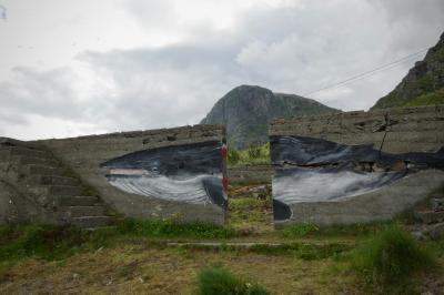 photograph “VII.2017 — Run away to the North, 124” par David Farreny — www.farreny.net — Norvège, Norway, Norge, Norvège du Nord, Nord-Norge, Nordland, Vesterålen, Øksnes, Stø, village, mur, wall, béton, concrete, ciment, cement, baleine, whale, fresque, fresco, peinture, painting, embrasure, doorway, porte, door, montagne, mountain, escalier, stairs, marches, steps, herbe, grass, animal, câbles, cables, fils, wires