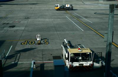 photograph “V.2008” par David Farreny — www.farreny.net — aéroport, airport, carburant, kérosène, fuel, tarmac, piste, runway, strip, stop, Royaume-Uni, United Kingdom, Grande-Bretagne, Great Britain, Angleterre, England, GB, UK, Stansted, Londres, London