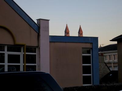 photograph “XI.2013” par David Farreny — www.farreny.net — France, hiver, winter, soir, evening, ville, city, église, church, clochers, towers, bâtiment, building, béton, concrete, métal, metal, voiture, car, fenêtres, windows, reflet, reflection, muret, low wall, pierre, stone, toits, roofs, profusion, Occitanie, Aveyron, Rouergue, Rodez