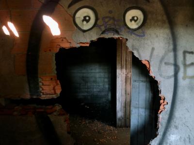 photograph “VIII.2015” par David Farreny — www.farreny.net — France, usine, factory, abandonnée, abandoned, mur, wall, paroi, trou, hole, portes, doors, bois, wood, brique, brick, ciment, cement, tag, graffiti, dessin, drawing, visage, face, cri, scream, yeux, eyes, débris, rubble, cercle, circle, Occitanie, Tarn, Blaye-les-Mines