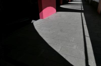 photograph “II.2024 — Whatever” par David Farreny — www.farreny.net — Andorre, Andorra, Canillo, passage, pathway, béton, concrete, arcades, arches, arcs, ombre, shadow, pilier, pillar, rambarde, guardrail