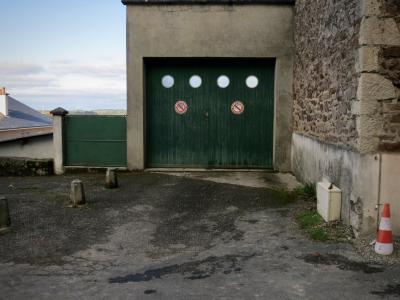 photograph “XI.2014” par David Farreny — www.farreny.net — France, Midi-Pyrénées, Aveyron, Rodez, ville, city, rue, street, bitume, blacktop, asphalte, asphalt, garage, porte, portail, door, gate, pierre, stone, mur, wall, cône, cone, hublots, windows, panneaux, roadsigns, plots, bollards, béton, concrete, ciment, cement, maison, house, coin, corner, angle, Occitanie, Rouergue