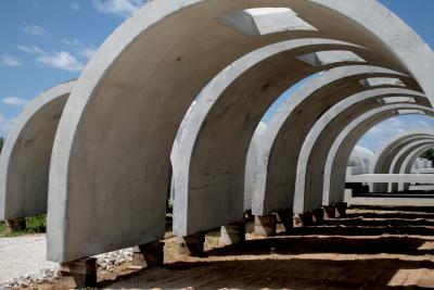 photograph “VI.2013” par David Farreny — www.farreny.net — France, arcs, arches, archs, béton, concrete, cales, wedges, bois, wood, ouvertures, openings, sol, soil, terre, earth, ground, cailloux, stones, gravier, gravel, tunnel, nuages, clouds, Occitanie, Rouergue, Aveyron, Sébazac-Concourès
