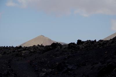 photograph “V.2016 — Lancerotte, 23” par David Farreny — www.farreny.net — Espagne, Spain, España, Canaries, Canary, Canarias, Lanzarote, Lancerotte, île, island, volcans, volcanoes, lave, lava, montagnes, mountains, ciel, sky, nuages, clouds, noir, black, paysage, landscape, Taús