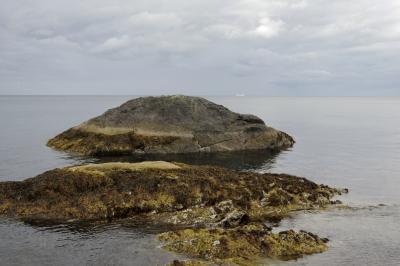 photograph “VII.2017 — Run away to the North, 247” par David Farreny — www.farreny.net — Norvège, Norway, Norge, Norvège du Nord, Nord-Norge, Nordland, Flakstad, Ramberg, Moskenesoya, paysage, landscape, marin, seascape, mer, sea, océan, ocean, eau, water, rivage, seashore, rochers, rocks, horizon, bateau, boat, navire, ship, nuages, clouds, Vika