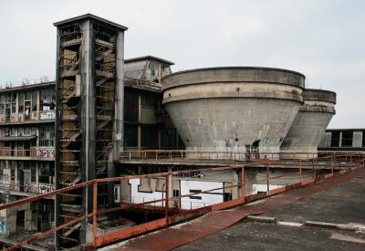 photograph “III.2010 — My oblivion” par David Farreny — www.farreny.net — France, usine, factory, industrie, industry, délabrement, abandon, abandoned, laverie, washing plant, citernes, tanks, châteaux d'eau, water towers, rambarde, guardrail, béton, concrete, métal, metal, énorme, huge, smashed, windows, fenêtres, vitres, brisées, graffiti, tags, escaliers, stairs, terrasse, terrace, rouille, rust, rusty, decay, Tarn, Occitanie, Blaye-les-Mines