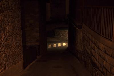 photograph “VII.2023 — At night” par David Farreny — www.farreny.net — Andorre, Andorra, Canillo, ville, city, bourgade, town, rue, street, nuit, night, bitume, blacktop, asphalte, asphalt, murs, walls, pierre, stone, descente, downhill, passage piétons, pedestrian pathway, peinture, paint, blanche, white, lumière, light, rambarde, guardrail, métal, metal, pénombre, darkness, sombre, dark