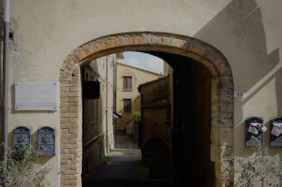 photograph “X.2019” par David Farreny — www.farreny.net — Italie, Italia, Italy, Toscane, Toscana, Tuscany, Pise, Pisa, Volterra, maisons, houses, bâtiments, buildings, porte, door, pierre, stone, brique, brick, arche, arch, boîtes à lettres, mailboxes, 14, plaque, numéro, number, gouttière, drainpipe, métal, metal, toit, roof, fenêtres, windows, marbre, marble, ville, city, tuiles, tiles, mur, wall