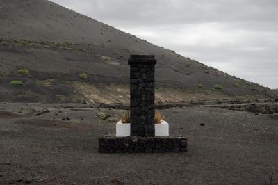 photograph “V.2016 — Lancerotte, 35. La frontera” par David Farreny — www.farreny.net — Espagne, Spain, España, Canaries, Canary, Canarias, Lanzarote, Lancerotte, île, island, montagne, mountain, volcan, volcano, lave, lava, frontière, border, Tinajo, pierre, stone, muret, low, wall, paysage, landscape, Masdache, Taús, municipios