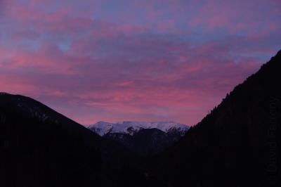 photograph “I.2023” par David Farreny — www.farreny.net — Andorre, Andorra, Canillo, paysage, landscape, montagne, mountain, neige, snow, matin, morning, aube, dawn, arbres, trees, pylône, pylon, nuages, clouds, rose, pink, bleu, blue, nature, carte postale, postcard