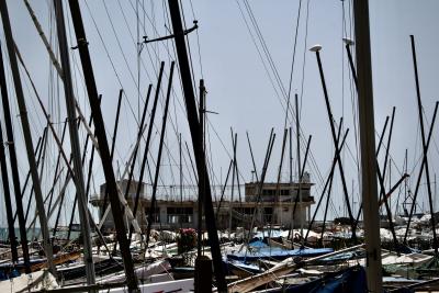 photograph “VII.2009” par David Farreny — www.farreny.net — Italie, Italy, Italia, Latium, Lazio, Anzio, bord de mer, seaside, seashore, mer, sea, Méditerranée, Mediterranean, perches, mâts, poles, poteaux, posts, port, harbour, harbor, bateaux, boats, navires, ships, bâtiment, building, béton, concrete, câbles, cables, fils, wires, horizon, ligne, line, terrasse, terrace, rambarde, guardrail, métal, metal, escalier, stairs, staircase, eau, water, profusion