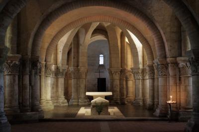 photograph “VIII.2009” par David Farreny — www.farreny.net — Saintes, Saintonge, Charente-Maritime, Poitou-Charentes, église, church, crypte, crypt, basilique, Saint-Eutrope, saint, Eutrope, Eutropius, tombe, tomb, grave, roman, romanesque, arcs, archs, colonnes, columns, pillars, chapiteaux, capitals, EVTROPIVS, cénotaphe, cenotaph, France