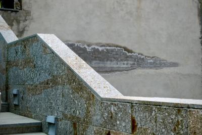 photograph “VI.2024 — Whatever” par David Farreny — www.farreny.net — Andorre, Andorra, Canillo, mur, wall, béton, concrete, escalier, stair, staircases, marches, steps, rampe, banister, pierre, stone, trace, mark, gris, grey, gray