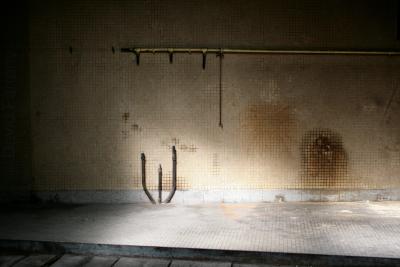 photograph “IV.2013” par David Farreny — www.farreny.net — France, garage, jaune, yellow, métal, metal, tuyaux, pipes, carrelage, tiles, tiling, traces, marks, graisse, grease, cambouis, dirty oil, saleté, dirt, filth, plinthe, skirting board, fosse, pit, hole, planches, planks, bois, wood, lumière, light, Occitanie, Rouergue, Aveyron, Rodez