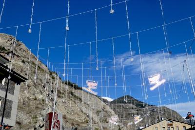 photograph “XII.2022 — Dry” par David Farreny — www.farreny.net — Andorre, Andorra, Canillo, décorations, decorations, hiver, winter, guirlandes lumineuses, fairy lights, skieurs, skiers, montagnes, mountains, roche, rocher, rock, sec, dry, bâtiments, immeubles, buildings, fils, wires, câbles, cables, ciel, sky, nuage, cloud, s, lampadaires, lamps, pente, slope, ski