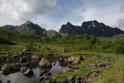 photograph “VII.2017 — Run away to the North, 126” par David Farreny — www.farreny.net — Norvège, Norway, Norge, Norvège du Nord, Nord-Norge, Nordland, Vesterålen, Auenfjorden, Øksnes, Sandset, paysage, landscape, montagnes, mountains, pics, peaks, sommets, rochers, rocks, eau, water, nature, nuages, clouds