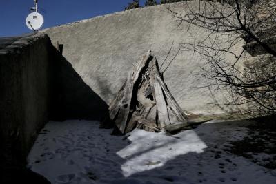 photograph “I.2023” par David Farreny — www.farreny.net — Espagne, España, Espanya, Spain, Catalogne, Cataluña, Catalunya, Lleida, Lérida, Alt Urgell, Valls de Valira, Arcavell, village, mur, wall, ciment, cement, neige, snow, bois, wood, tas, pile, heap, parabole, satellite, dish, arbre, tree, branches, hiver, winter, toit, roof, coin, corner, angle