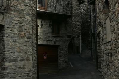 photograph “XI.2022 — Faces of home, 161” par David Farreny — www.farreny.net — Andorre, Andorra, Canillo, rue, street, ruelle, alley, maisons, houses, pierre, stone, garage, portail, gate, balcon, balcony, rambarde, guardrail, métal, metal, portes, doors, étroit, narrow