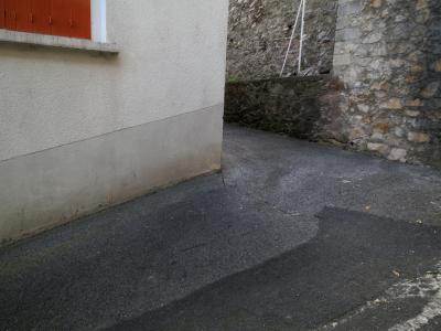 photograph “XI.2014 — Faces of home, 167” par David Farreny — www.farreny.net — France, Occitanie, Aveyron, Rouergue, Rodez, maison, house, ruelle, alley, bitume, blacktop, asphalte, asphalt, angle, coin, corner, murs, walls, ciment, cement, pierre, stone, fenêtre, window, volets, shutters, bois, wood, étendoir, drying rack, métal, metal, domicile, home