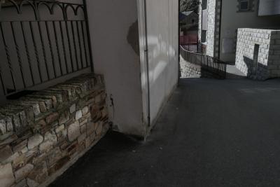 photograph “XI.2022” par David Farreny — www.farreny.net — Andorre, Andorra, Canillo, rue, street, bitume, blacktop, asphalte, asphalt, muret, low wall, pierre, stone, rambarde, guardrail, métal, metal, mur, wall, angle, coin, corner, bâtiments, buildings, immeubles, ville, city, bourgade, town