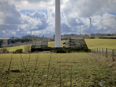 photograph “III.2013 — Impact of Dominique Voynet” par David Farreny — www.farreny.net — France, Occitanie, Rouergue, Aveyron, Salles-Curan, campagne, countryside, hiver, winter, prairie, meadow, arbres, trees, éoliennes, windmills, windpumps, vent, wind, métal, metal, nuages, clouds, herbe, grass, clôture, fence, piquets, posts, stakes, bois, wood, paysage, landscape, grange, barn, ruine, ruin, saccage, rampage, écologisme, ecology, idéologie, ideology