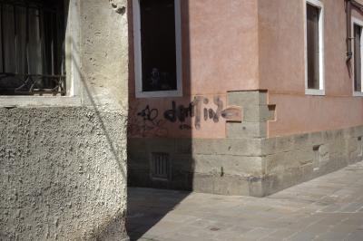 photograph “V.2022” par David Farreny — www.farreny.net — Italie, Italia, Italy, Vénétie, Veneto, Venise, Venice, Venezia, Venexia, bâtiments, immeubles, buildings, murs, walls, rose, pink, pierre, stone, fenêtres, windows, rue, street, ruelle, alley, coin, angle, corner, carrefour, croisement, crossing, crossroads, peinture, paint, métal, metal, tags, graffitis, domino, grille, railings, ombre, shadow, gouttière, drainpipe, câbles, cables, fils, wires