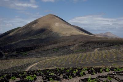 photograph “V.2016 — Lancerotte, 47” par David Farreny — www.farreny.net — Espagne, Spain, España, Canaries, Canary, Canarias, Lanzarote, Lancerotte, île, island, Le Geria, volcans, volcanoes, montagnes, mountains, rochers, rocks, vignes, vines, vineyards, lave, lava, murets, low walls, zocos, demi-cercles, semicircles, noir, black, paysage, landscape