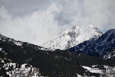 photograph “III.2024” par David Farreny — www.farreny.net — Andorre, Andorra, Canillo, Casamanya, Montaup, Pyrénées, Pyrenees, montagne, mountain, paysage, landscape, hiver, winter, neige, snow, nuages, clouds, sommet, pic, peak, forêt, forest, arbres, trees, froid, cold