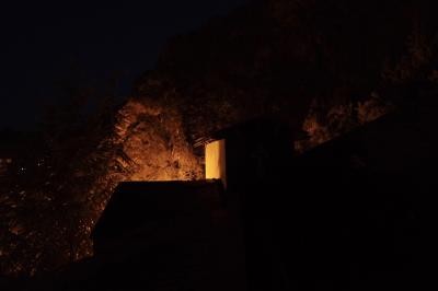 photograph “VII.2023 — At night” par David Farreny — www.farreny.net — Andorre, Andorra, Canillo, nuit, night, sombre, dark, noir, black, cimetière, cemetery, lumière, light, bâtiment, building, croix, cross, rocher, rock, arbres, trees, mur, wall, mort, death