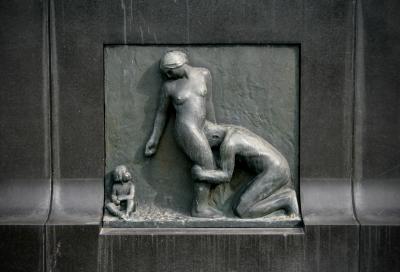 photograph “VII.2012” par David Farreny — www.farreny.net — Norvège, Norway, Norge, Oslo, parc Frogner, Frogner park, Frognerparken, Gustav Vigeland, sculpture, art, bas-relief, low relief, XXe siècle, 20th century, bronze, femme, woman, homme, man, enfant, child, nus, nudes, naked